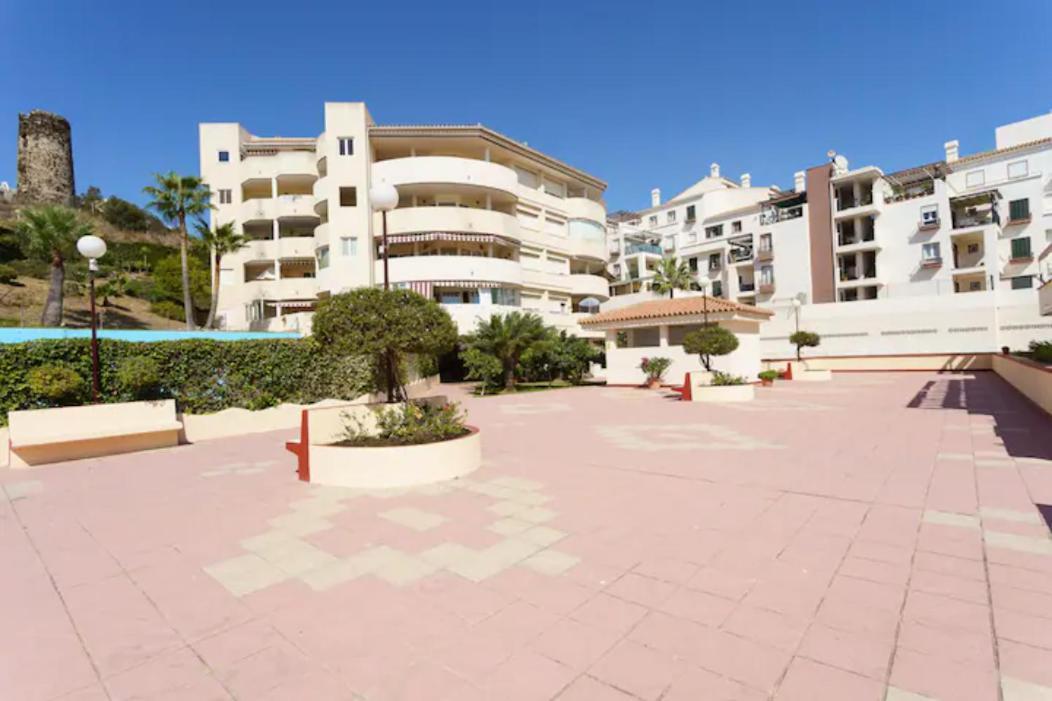 Chic Beachfront Flat With Amazing Sea Views And Private Indoor Parking Benalmadena Luaran gambar
