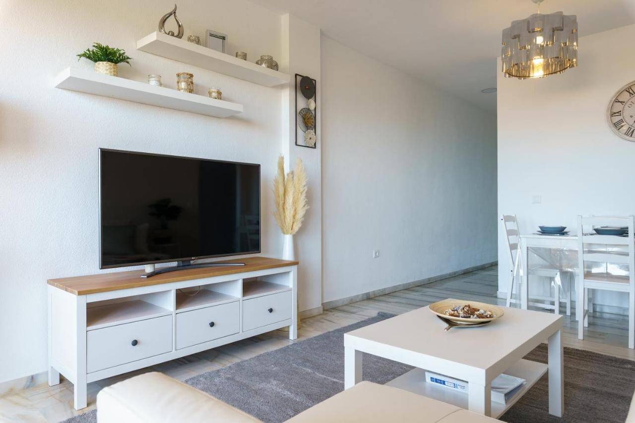 Chic Beachfront Flat With Amazing Sea Views And Private Indoor Parking Benalmadena Luaran gambar