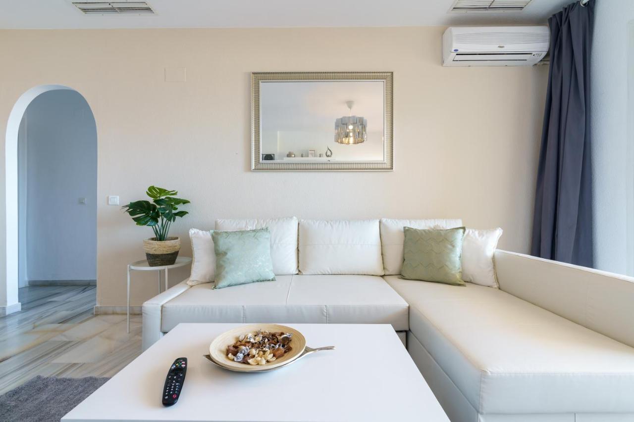 Chic Beachfront Flat With Amazing Sea Views And Private Indoor Parking Benalmadena Luaran gambar