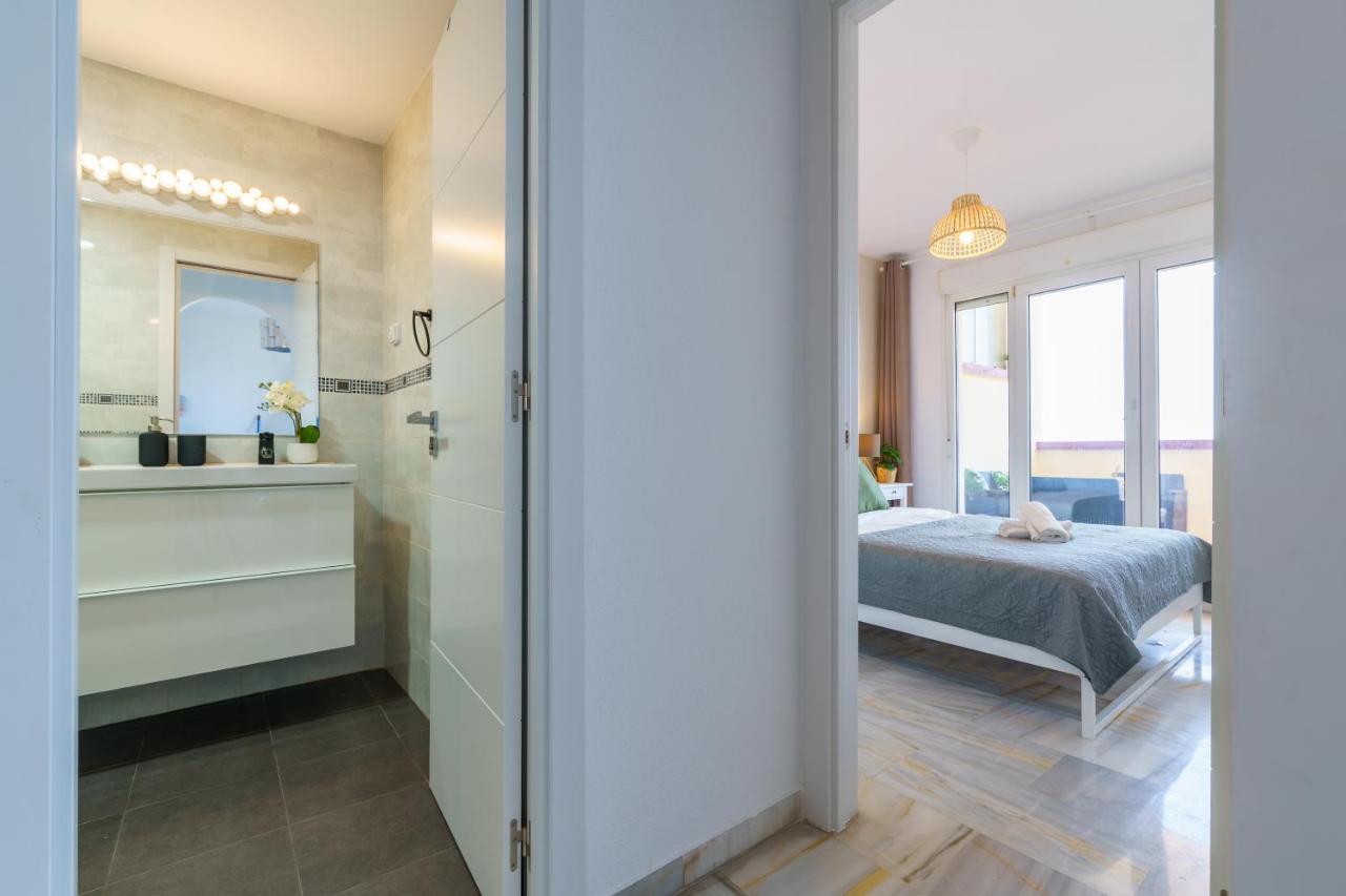 Chic Beachfront Flat With Amazing Sea Views And Private Indoor Parking Benalmadena Luaran gambar