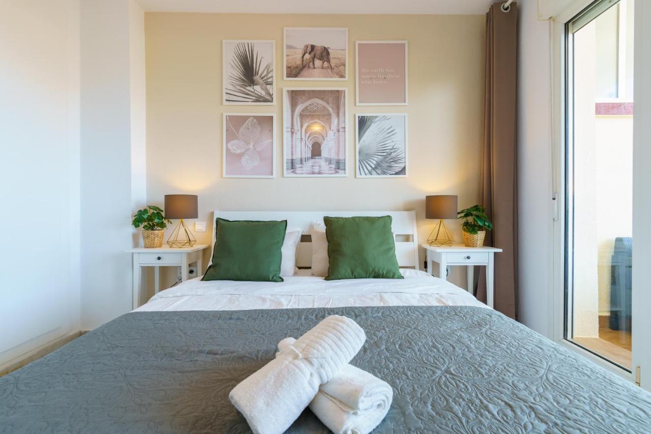 Chic Beachfront Flat With Amazing Sea Views And Private Indoor Parking Benalmadena Luaran gambar