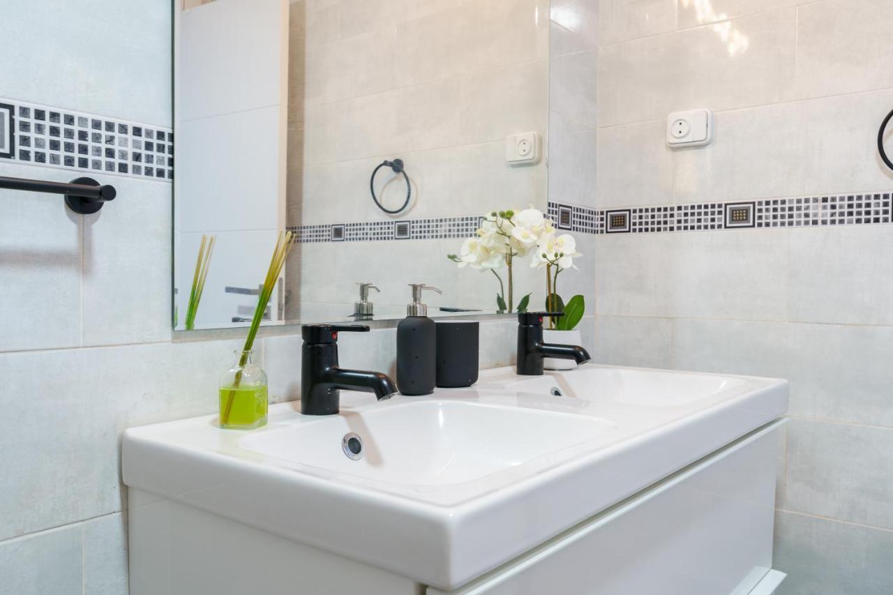 Chic Beachfront Flat With Amazing Sea Views And Private Indoor Parking Benalmadena Luaran gambar
